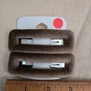 Brown Velvet Icing clips‎